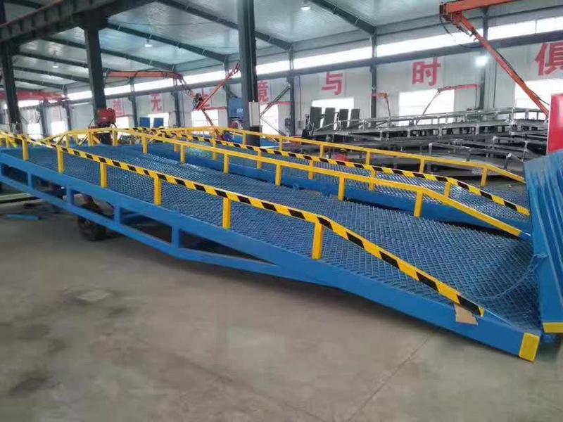 移動(dòng)液壓登車(chē)橋